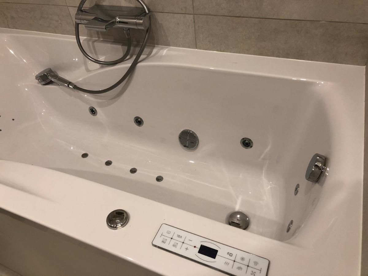 Apartment La Maison De La Douce Heure, 4 Climatises Avec Jardin Au Centre Proche Des Thermes Lons-le-Saunier